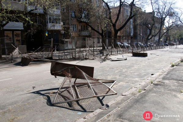 Ночью в Одессе снесли ограду возле сгоревшего колледжа на Троицкой. Фото
