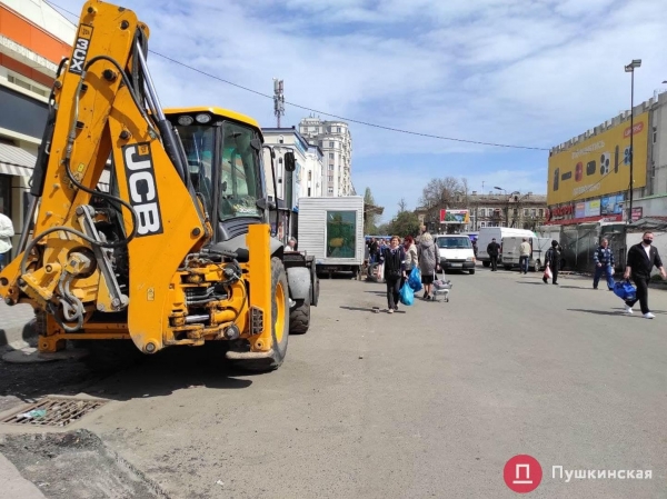Екатерининскую у «Привоза» закрыли, но торговля на проезжей части пока продолжается. Фото