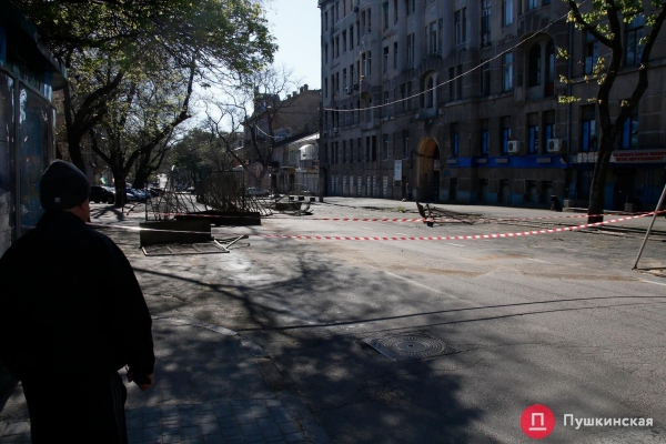 Ночью в Одессе снесли ограду возле сгоревшего колледжа на Троицкой. Фото