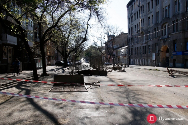 Ночью в Одессе снесли ограду возле сгоревшего колледжа на Троицкой. Фото