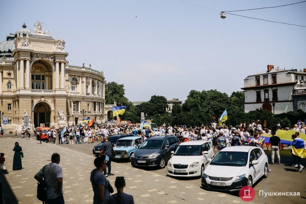 По Одессе прошел Мегамарш в вышиванках: как это было. Фоторепортаж
