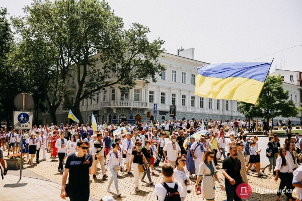По Одессе прошел Мегамарш в вышиванках: как это было. Фоторепортаж