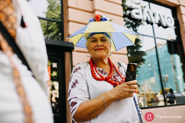 По Одессе прошел Мегамарш в вышиванках: как это было. Фоторепортаж
