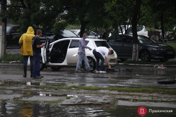 ​Большому ливню - большой потоп: улица Балковская ушла под воду. Видео