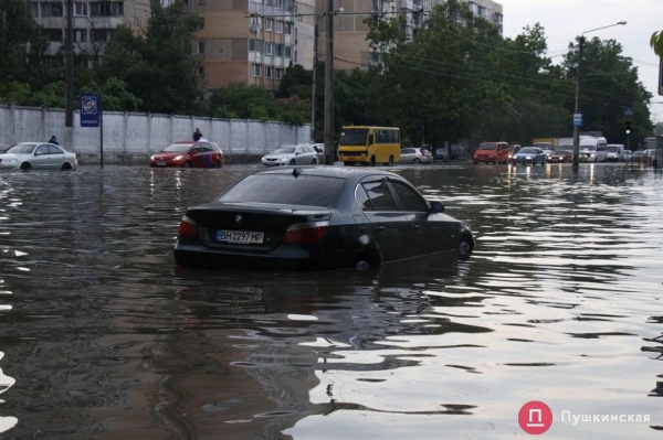 ​Большому ливню - большой потоп: улица Балковская ушла под воду. Видео