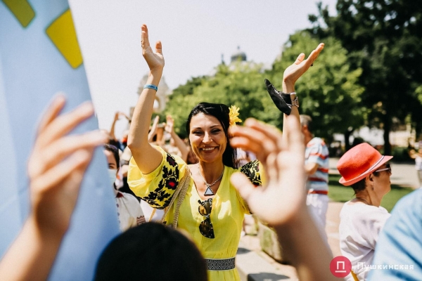 По Одессе прошел Мегамарш в вышиванках: как это было. Фоторепортаж