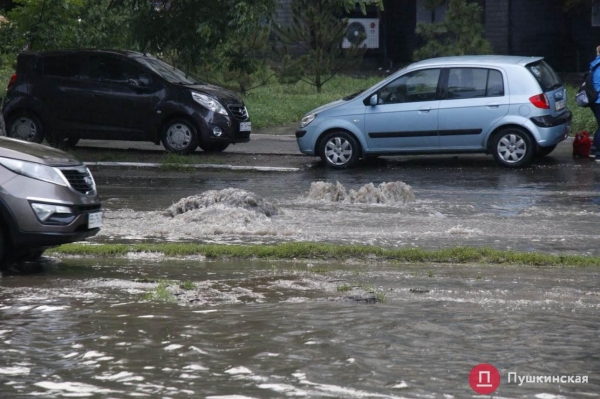 ​Большому ливню - большой потоп: улица Балковская ушла под воду. Видео