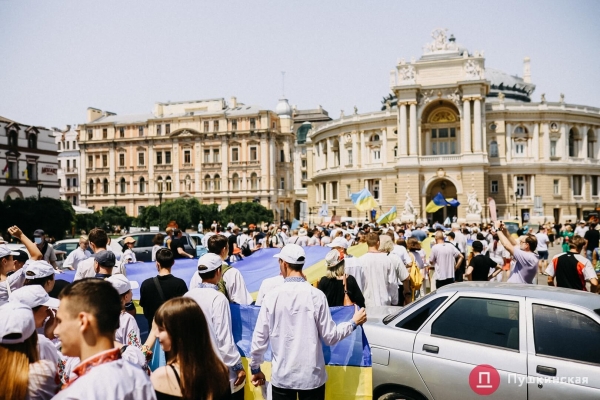 По Одессе прошел Мегамарш в вышиванках: как это было. Фоторепортаж