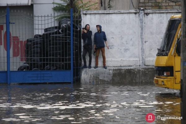 ​Большому ливню - большой потоп: улица Балковская ушла под воду. Видео