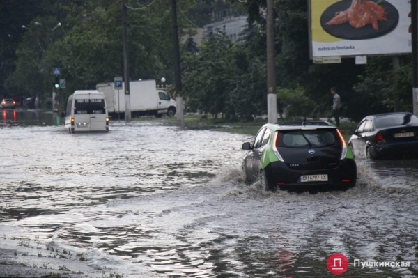 ​Большому ливню - большой потоп: улица Балковская ушла под воду. Видео