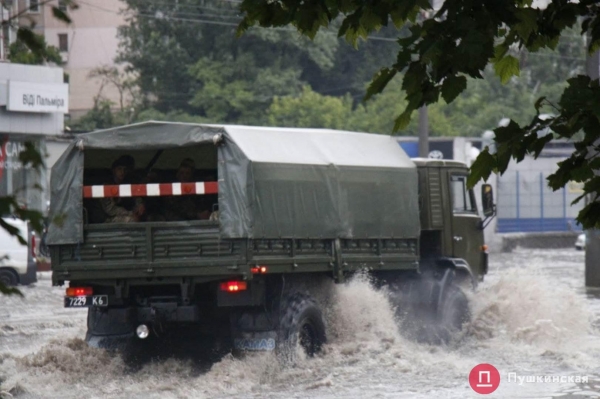 ​Большому ливню - большой потоп: улица Балковская ушла под воду. Видео