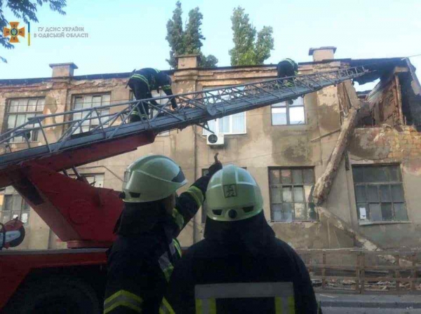 В Одессе обрушилось старое здание завода. Фото
