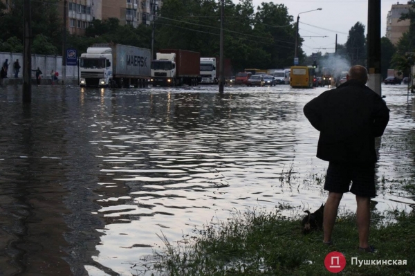 ​Большому ливню - большой потоп: улица Балковская ушла под воду. Видео