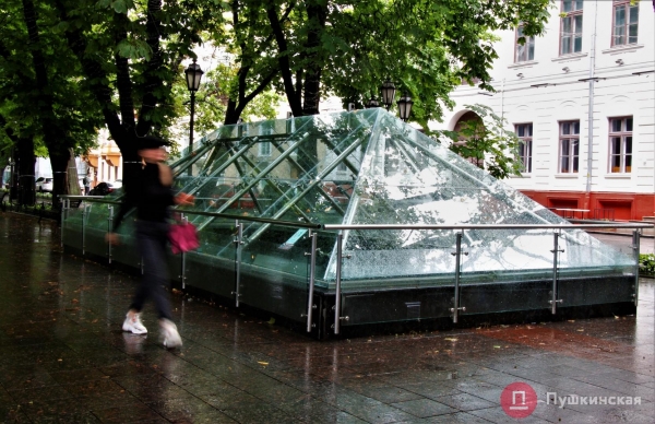 Исторический «саркофаг» в центре Одессе отремонтируют и защитят от «щедрых» туристов. Фото