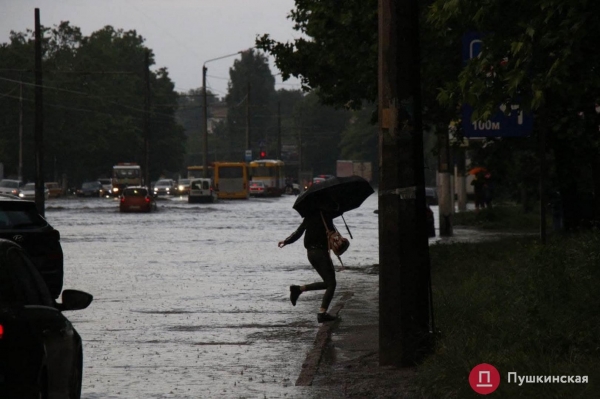 ​Большому ливню - большой потоп: улица Балковская ушла под воду. Видео