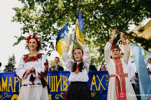 По Одессе прошел Мегамарш в вышиванках: как это было. Фоторепортаж