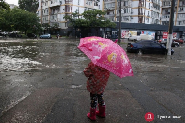 ​Большому ливню - большой потоп: улица Балковская ушла под воду. Видео