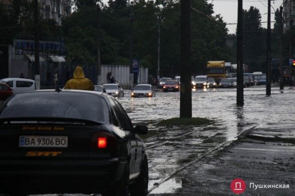 ​Большому ливню - большой потоп: улица Балковская ушла под воду. Видео