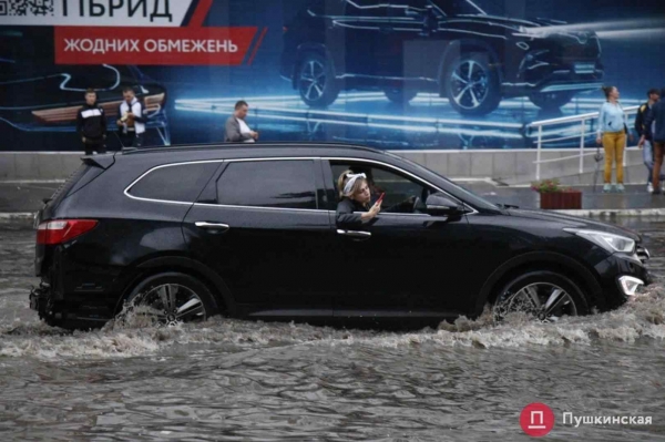 ​Большому ливню - большой потоп: улица Балковская ушла под воду. Видео