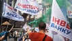 
"Аркадовцы" устроили под Кабмином новый протест: движение парализовано, в ход пошли файеры
