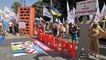 
"Аркадовцы" устроили под Кабмином новый протест: движение парализовано, в ход пошли файеры
