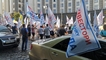 
"Аркадовцы" устроили под Кабмином новый протест: движение парализовано, в ход пошли файеры
