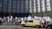 
"Аркадовцы" устроили под Кабмином новый протест: движение парализовано, в ход пошли файеры

