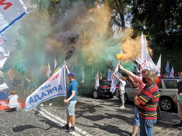 
"Аркадовцы" устроили под Кабмином новый протест: движение парализовано, в ход пошли файеры
