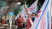 
"Аркадовцы" устроили под Кабмином новый протест: движение парализовано, в ход пошли файеры

