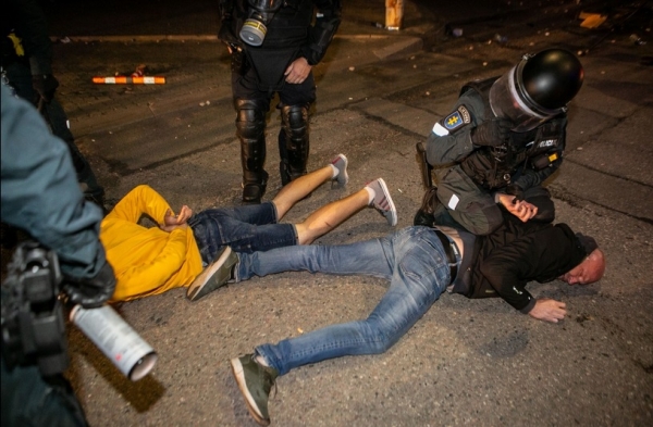 Взрывы петард и сломанные ноги: митинг против коронавирусных ограничений в Вильнюсе перерос в бунт