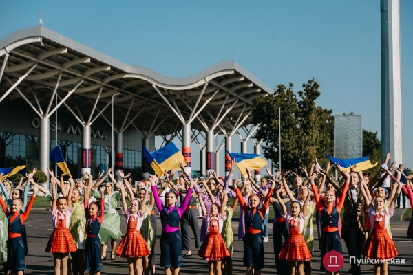 Возле аэропорта Одессы подняли большой флаг Украины: как это было. Фото