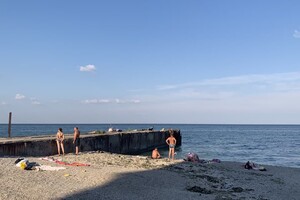 Стройка и немного отдыхающих: как выглядят пляжи в районе Успенского монастыря
