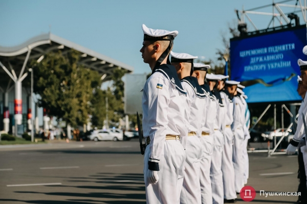 Возле аэропорта Одессы подняли большой флаг Украины: как это было. Фото