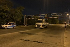 Ворота на Ивановском мосту: первая фура попала в "ловушку", но проехала
