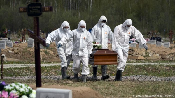 Хроники коронавируса: эпидемия снова охватывает США, а в России — новый рекорд по смертности