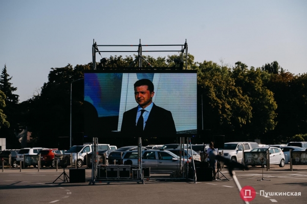 Возле аэропорта Одессы подняли большой флаг Украины: как это было. Фото