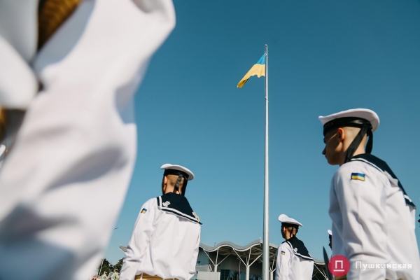 Возле аэропорта Одессы подняли большой флаг Украины: как это было. Фото