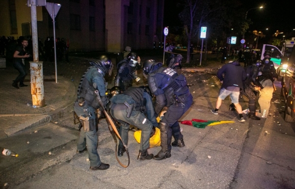 Взрывы петард и сломанные ноги: митинг против коронавирусных ограничений в Вильнюсе перерос в бунт