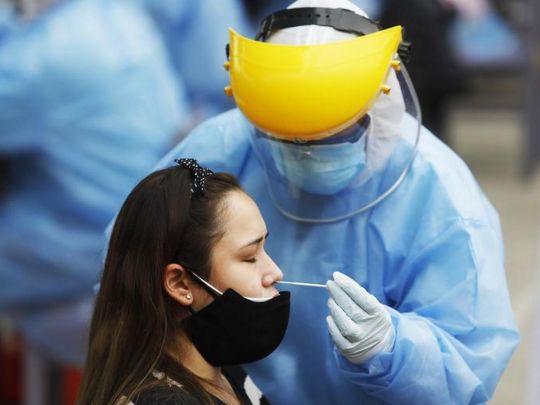 Коронавірус знову мутував: чим небезпечний штам «Лямбда»