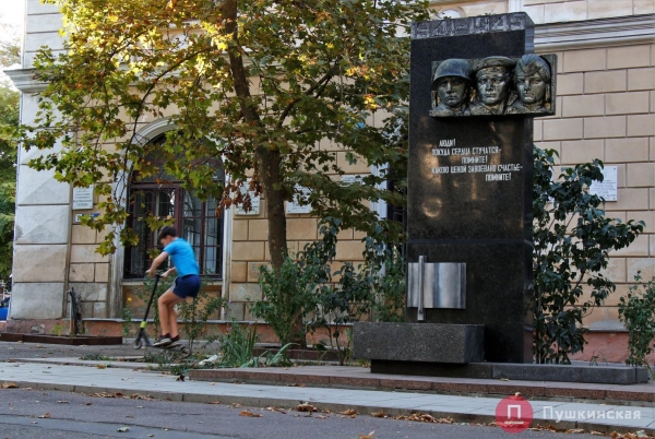 Не самый убитый тротуар в центре Одессы «закатают» в тротуарную плитку за 2,3 миллиона. Фото