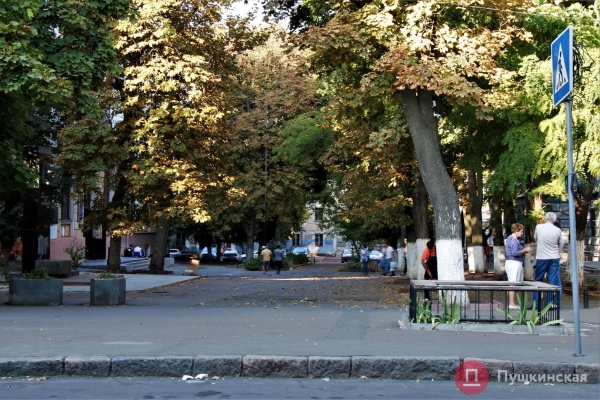 Не самый убитый тротуар в центре Одессы «закатают» в тротуарную плитку за 2,3 миллиона. Фото