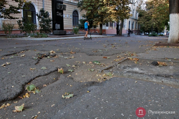 Не самый убитый тротуар в центре Одессы «закатают» в тротуарную плитку за 2,3 миллиона. Фото