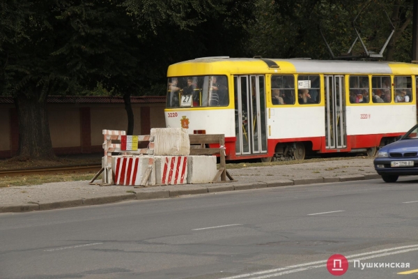 На Люстдорфской дороге появилась, но пока не заработала «реверсивная» разметка. Фото