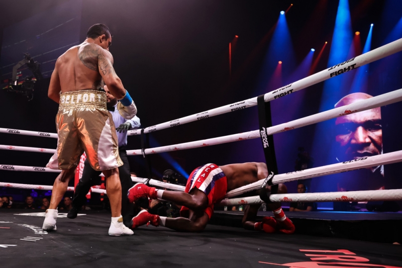 Холіфілд — Белфорт: відео нокауту в бою легенд боксу та UFC