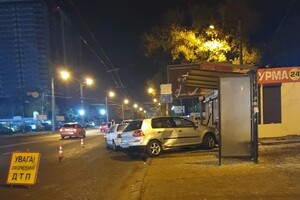 В Одессе автомобиль врезался в остановку общественного транспорта 