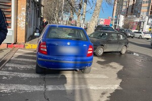 Худшая парковка в Одессе: свежая фотоподборка наглых водителей 