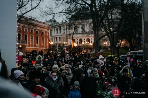 В Одессе зажгли главную елку города: с песнями, танцами и Святыми Николаями на байках. Фото