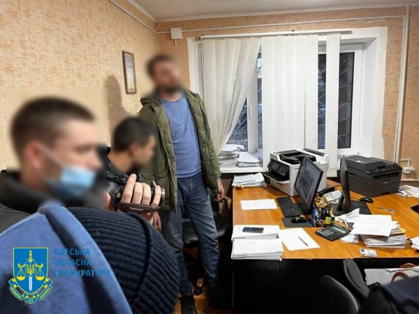 Одесса: госисполнитель вымогал 500 долларов у неплательщика алиментов