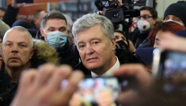 Порошенко в аэропорту отказался принять повестку, — ГБР