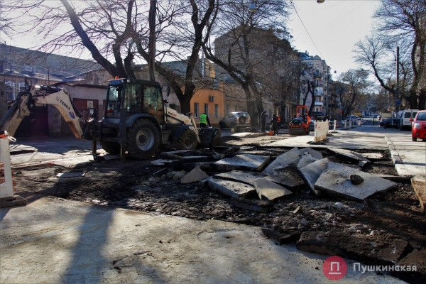 Затянувшиеся раскопки на Осипова: улицу уже асфальтирует, совсем скоро она «поедет». Фото